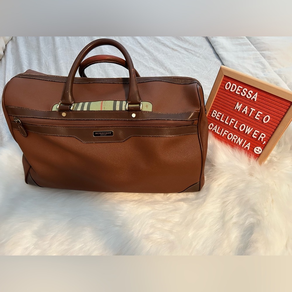 Preloved 💯 Authentic Burberry travel duffel/golfbag.